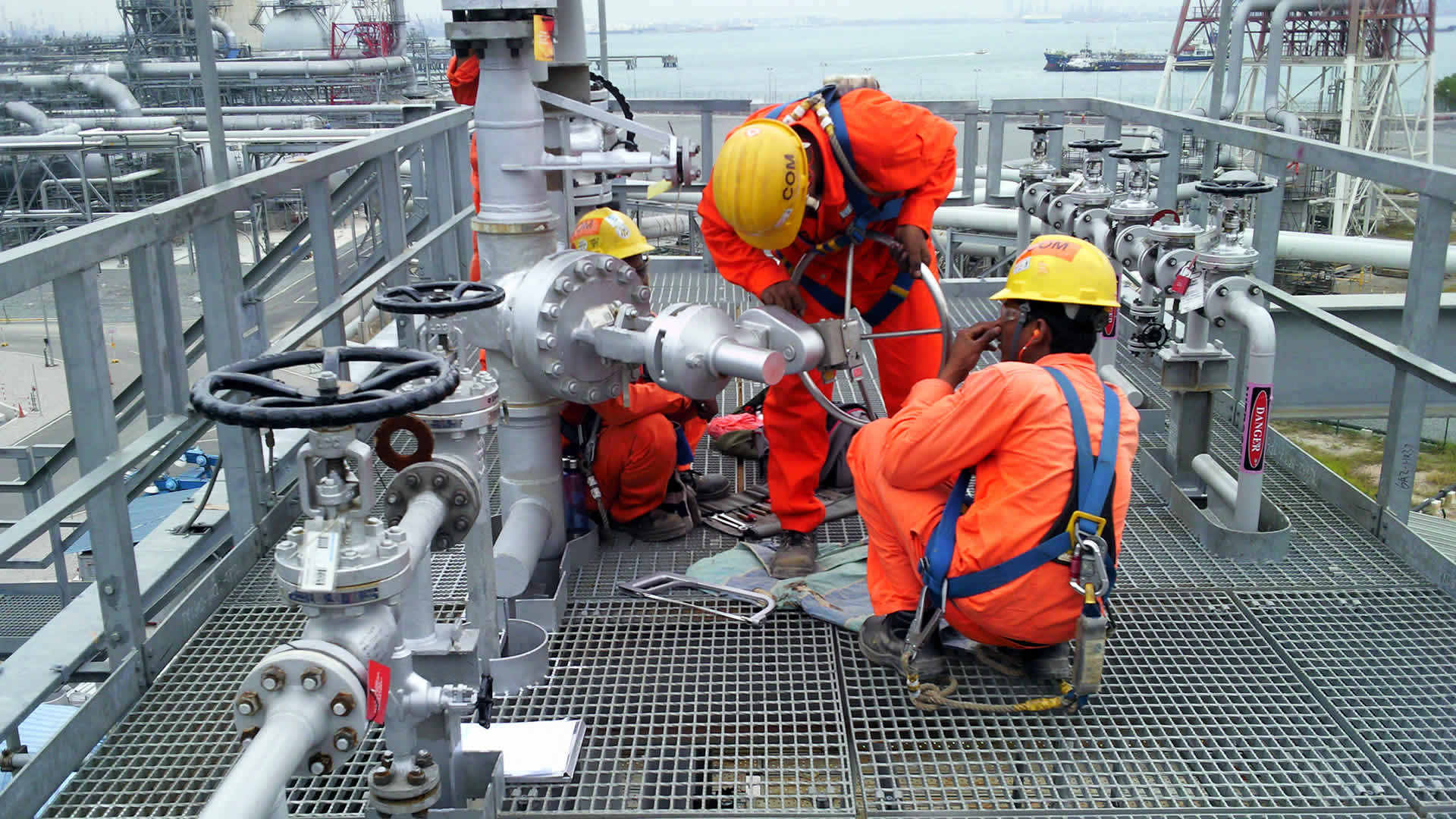 valve-interlocks-installation-by-site-service-engineers